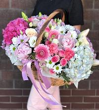 Цветочная композиция из Розы, Хризантемы, Пионы и Лизиантусы в корзине в Шаблыкино