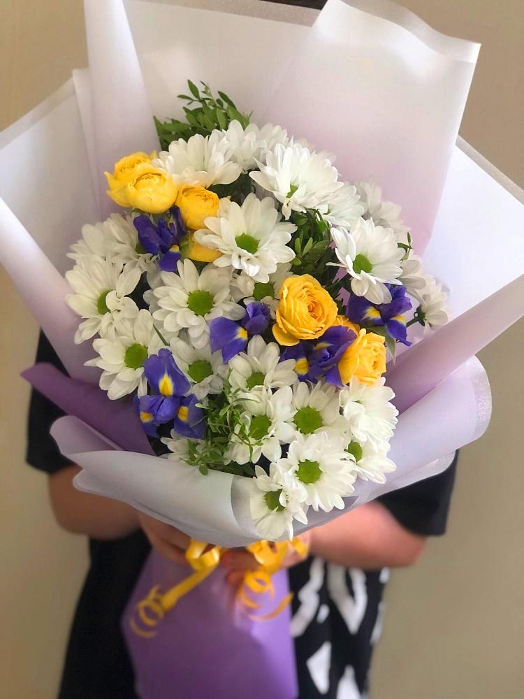 Букет цветов из: Ирисы, Хризантемы и Розы в Шаблыкино