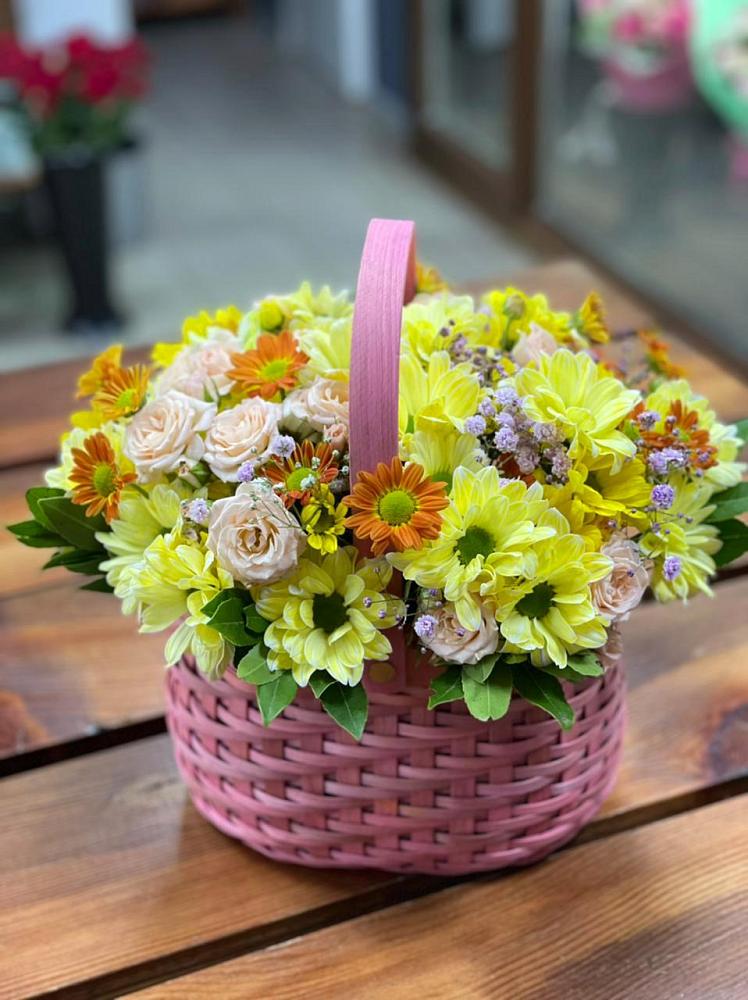 Цветочная композиция из Хризантемы и Розы в корзине в Шаблыкино