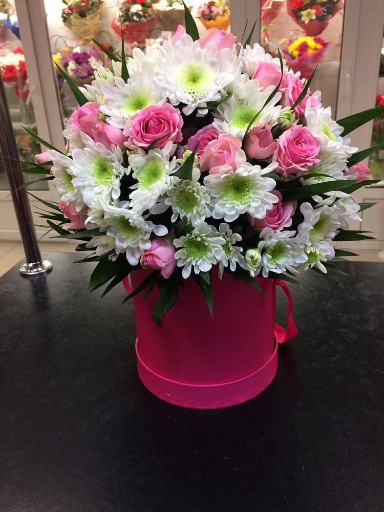 Цветочная композиция из Розы и Хризантемы в шляпной коробке в Шаблыкино