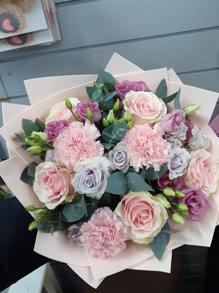 Букет цветов из: Розы, Гвоздики и Лизиантусы в Шаблыкино